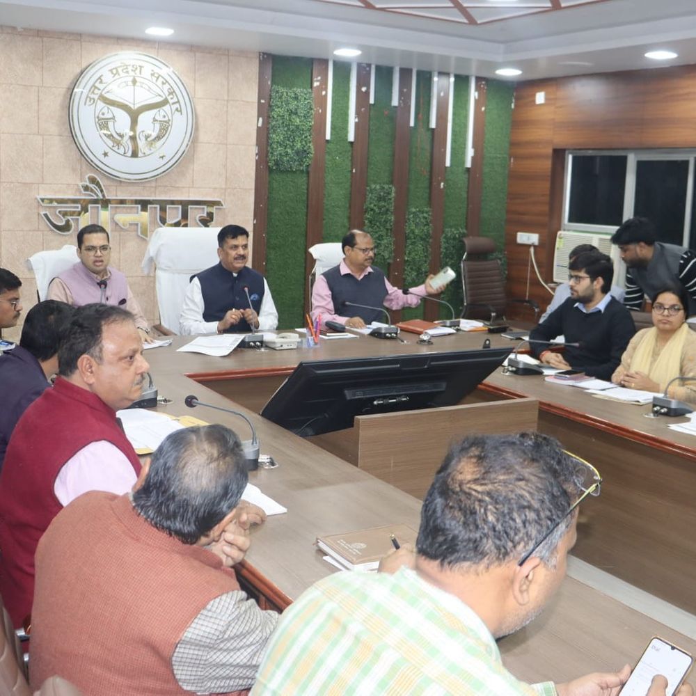 जौनपुर DM ने वेतन रोकने के निर्देश दिए:IGRS शिकायतों के निस्तारण में लापरवाही, SDM सदर समेत कई अधिकारियों पर कार्रवाई