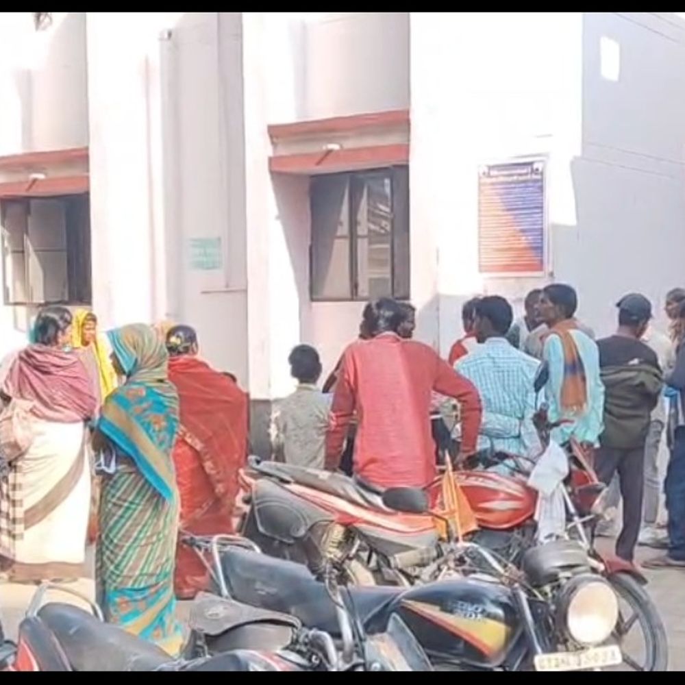 सीतापुर में ट्रैक्टर-ट्रॉली खाई में पलटी, मजदूर की मौत:खेत में खस भरने के लिए जाते समय आनियंत्रित हुआ; 4 बेटों के सिर से हटा पिता का साया