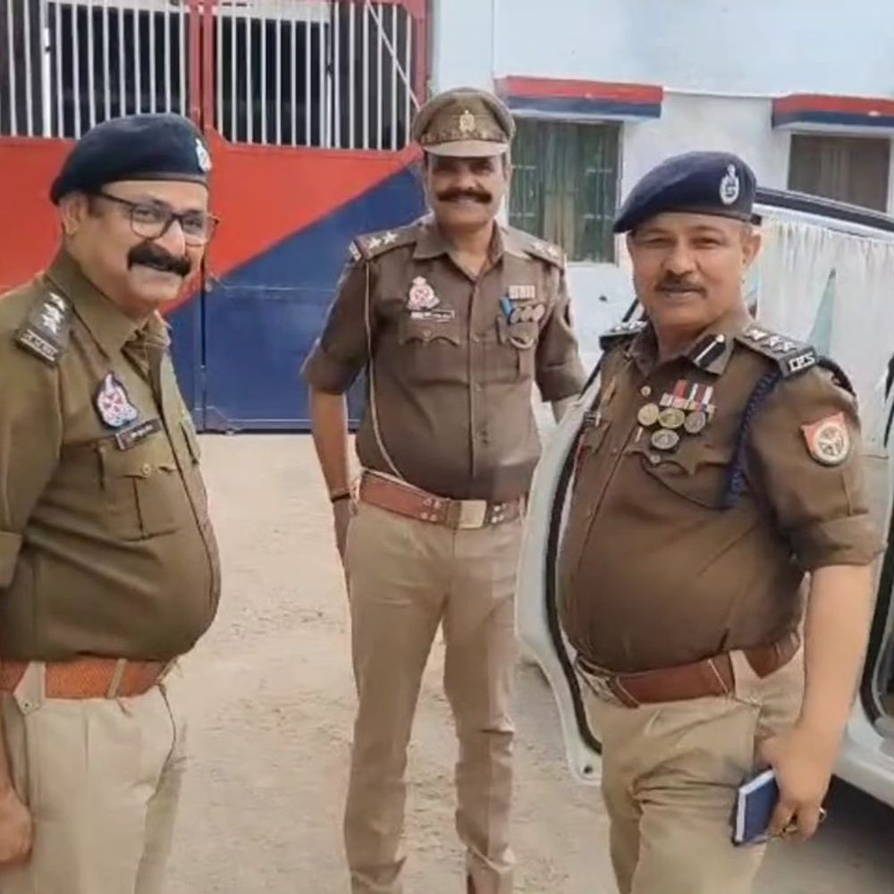 डीआईजी ने किया महोबा जेल का औचक दौरा:बंदियों की सुरक्षा व नई जेल निर्माण कार्य का लिया जायजा, दिए दिशा-निर्देश