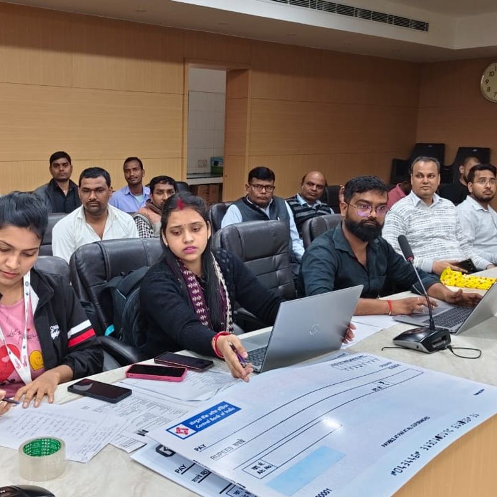 डीएम ने 1 करोड़ के ऋण चेक बांटे:संतकबीरनगर में मुख्यमंत्री युवा उद्यमी विकास अभियान आयोजित, 25 युवाओं को मिला लाभ