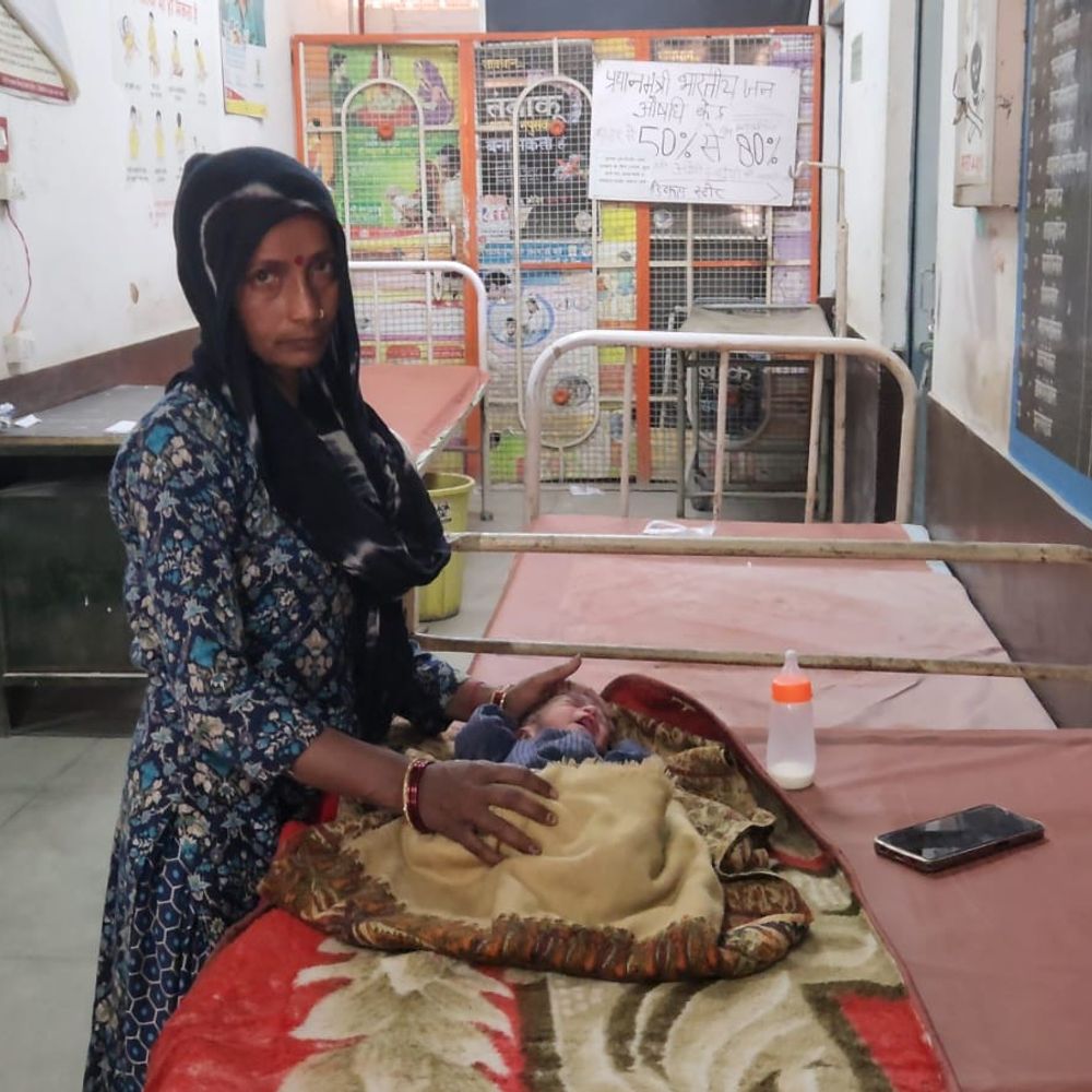 बदायूं में बंदरों का झुंड नवजात को उठा लाया:लोगों ने बचाई जान, परिवार ने तीन दिन संभाला, अब चाइल्ड लाइन की देखरेख में