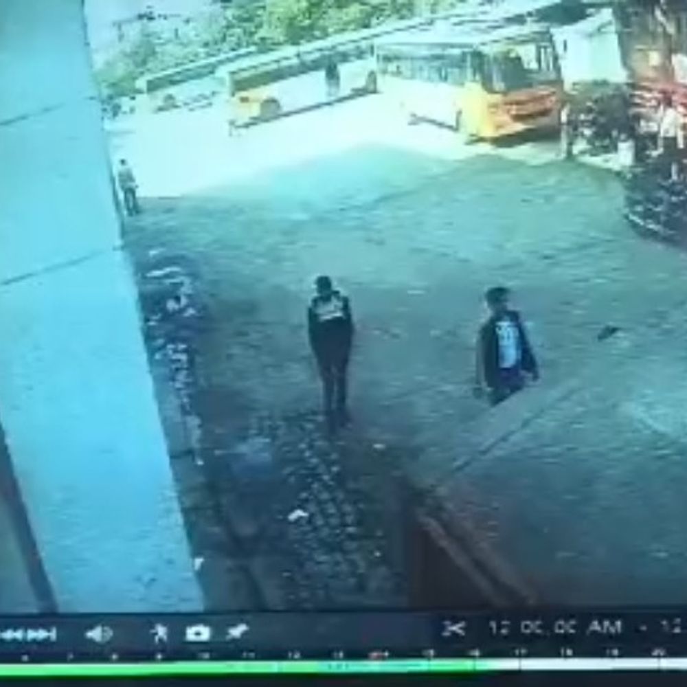 हरदोई बस स्टैंड पर टप्पेबाजी:बस में चढ़ते समय महिला के बैग से 8 लाख के जेवर चोरी, संदिग्ध CCTV में दिखे