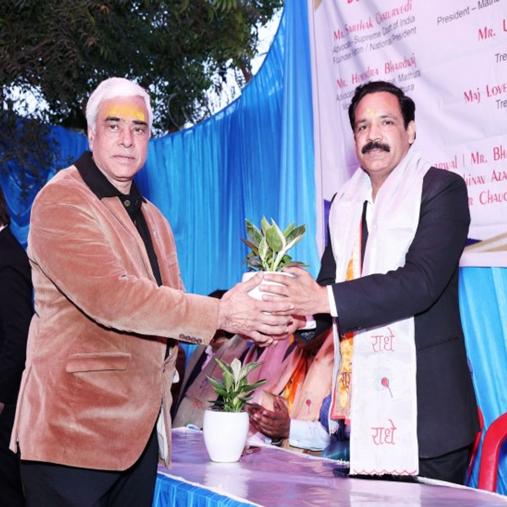 मथुरा बार एसोसिएशन के पदाधिकारियों को किया सम्मानित:यंग लॉयर्स फोरम ने पौधे भेंट किए, पर्यावरण संरक्षण का दिया संदेश
