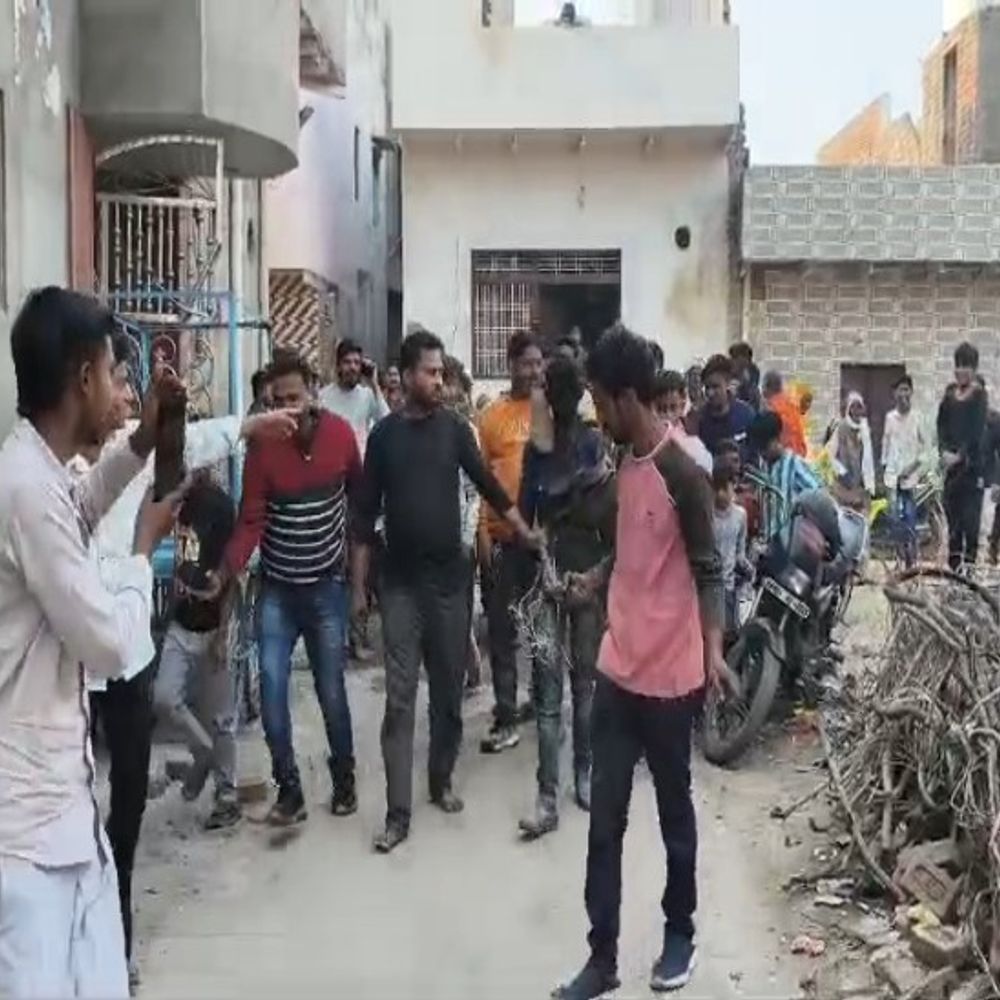 बेजुबान से कुकर्म पर भड़का जनआक्रोश:आरोपी को कालिख पोत पुलिस को सौंपा, मथुरा में मजामत कर पुलिस को सौंपा