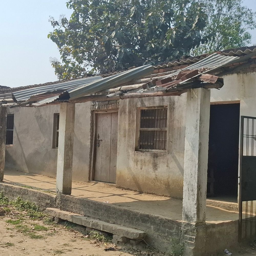 महराजगंज में टीनशेड, जर्जर भवनों में चल रहे निजी स्कूल:नियमों की अनदेखी कर बांटी गई मान्यता, खतरे में बच्चों की सुरक्षा