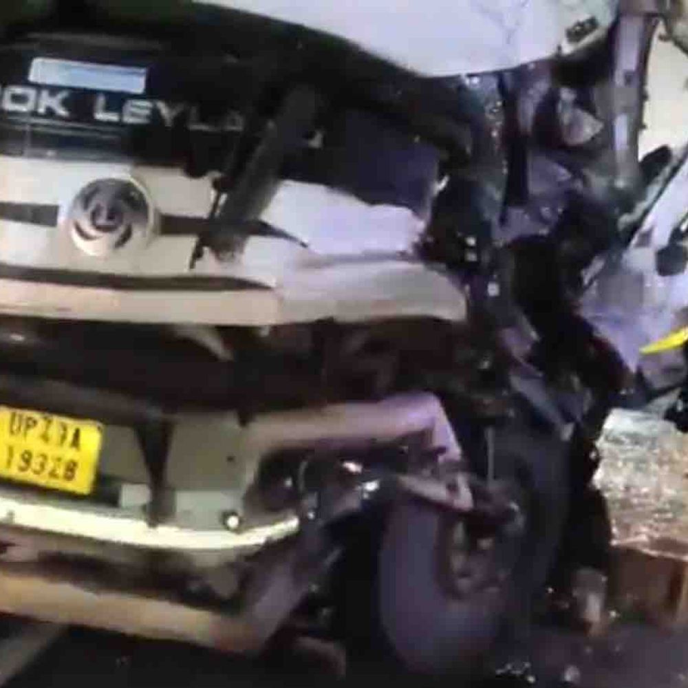 मोरंग लदा ट्रक टकराया, 14 घंटे बाद हटाया गया:ट्रैफिक पुलिस बोली- जगह-जगह खराब हो रहीं गाड़ियां