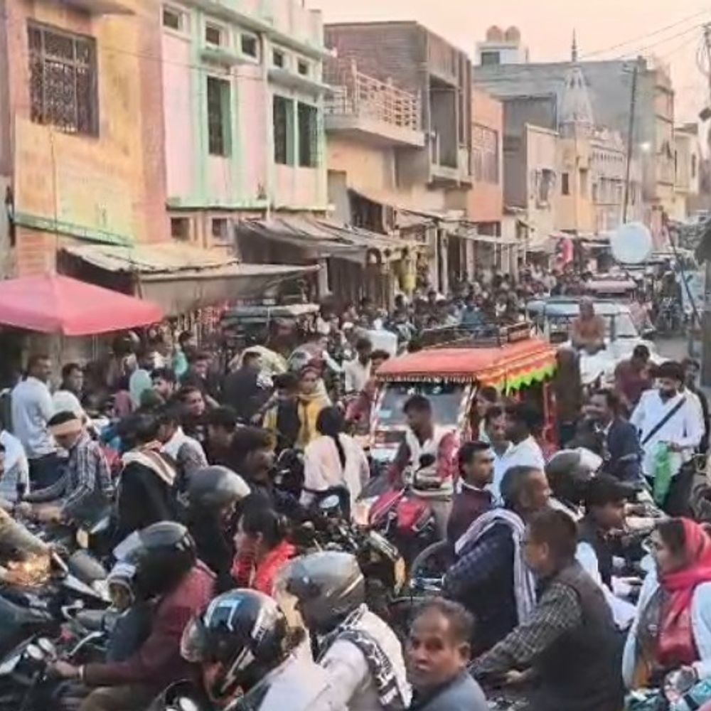 एटा के अलीगंज में डेढ़ किलोमीटर लंबा जाम:घंटों फंसे रहे वाहन और राहगीर, पुलिस ने खुलवाया