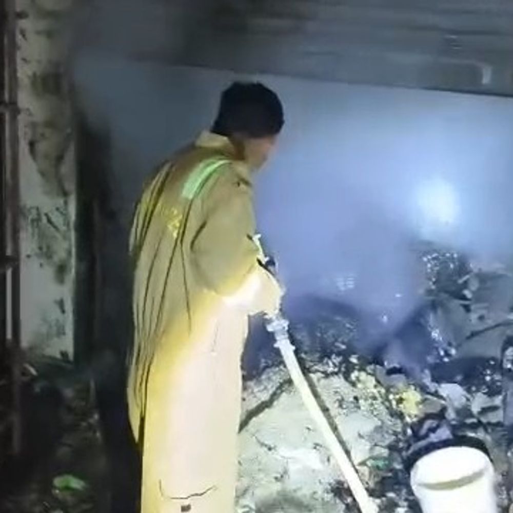 सीतापुर में प्रोविजन स्टोर में भीषण आग, VIDEO:शॉर्ट सर्किट से आग लगने की आशंका, लाखों का सामान जलकर राख