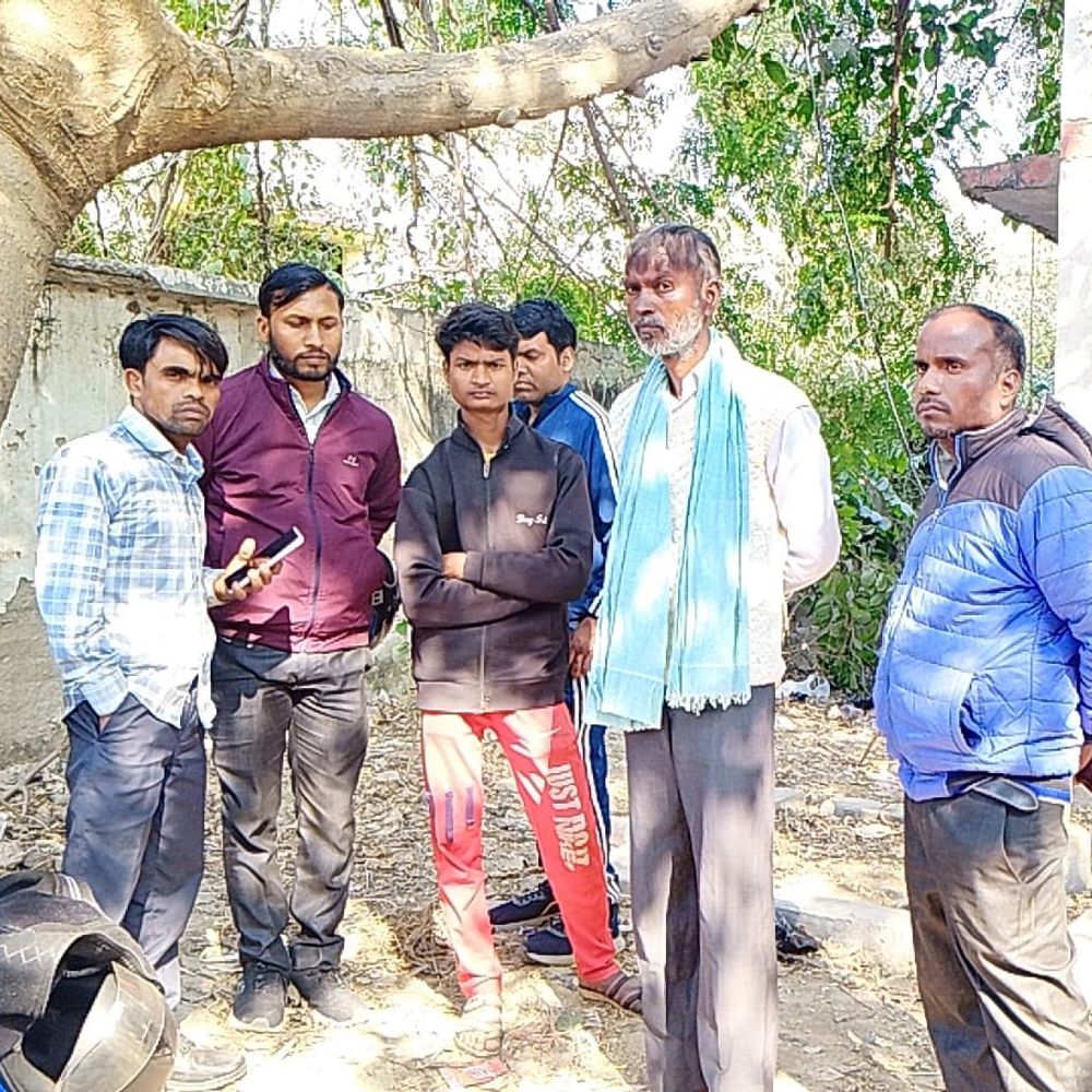 उन्नाव में कारपेंटर का शव पेड़ पर लटका मिला:एक दिन पहले घर से निकले, रात भर परिजन करते रहे तलाश