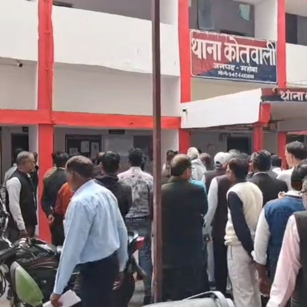 महोबा में साइड मांगने पर अधिवक्ता से मारपीट:वकीलों का तहसील में प्रदर्शन, कार्रवाई और एडवोकेट प्रोटेक्शन एक्ट की मांग की