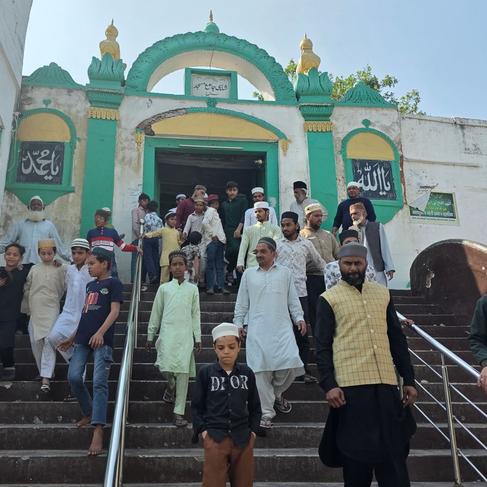 संभल में रमजान के पहले जुमे की नमाज हुई:2000 से ज्यादा नमाजियों ने अदा की नमाज, सुरक्षा के कड़े इंतजाम रहे