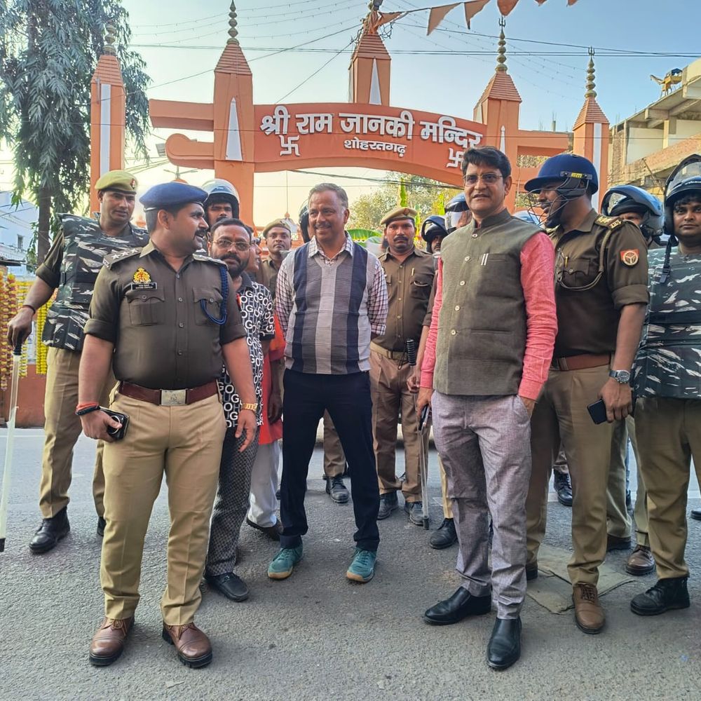 सिद्धार्थनगर होली-रमजान पर प्रशासन हाई अलर्ट:शांति व्यवस्था के लिए पुलिस ने किया फ्लैग मार्च, संदिग्धों की सूचना देने की अपील