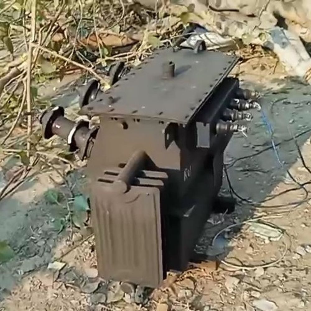 फर्रुखाबाद में अनियंत्रित कार बिजली खंभों से टकराई:अलीगढ़ से आ रहे दो लोग घायल,  बिजली आपूर्ति बाधित