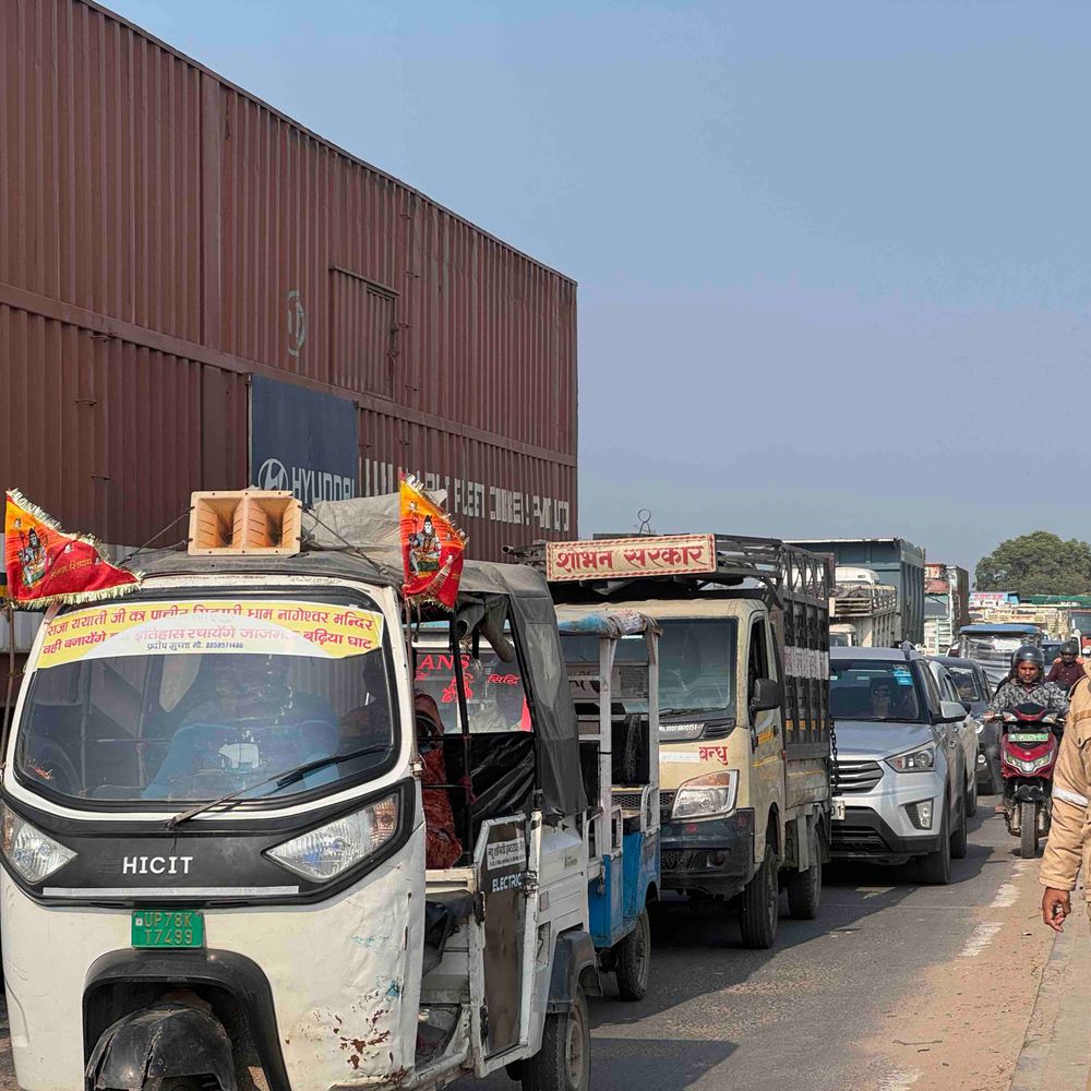 गंगापुल पर डंपर ने कार को मारी टक्कर:हादसे के बाद डंपर चालक वाहन छोड़कर भागा, काफी देर तक लगा रहा लंबा जाम