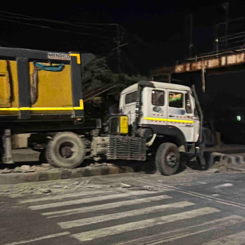 रेत से भरा ट्राला डिवाइडर पर चढ़ा:पहाड़ी गेट चौराहे पर हादसा, बड़ा नुकसान टला, डिवाइडर क्षतिग्रस्त