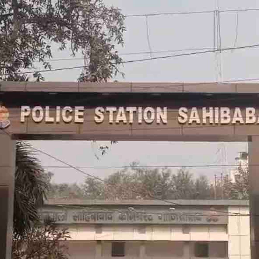 फर्जी IPS बन डेढ़ करोड़ की ठगी:साहिबाबाद में आठ युवकों को बनाया शिकार