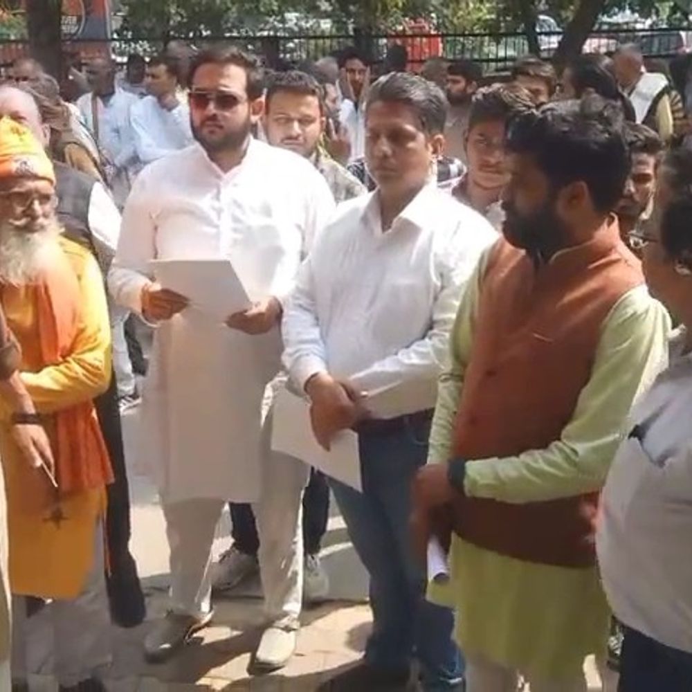 मथुरा में मस्जिदों के लाउडस्पीकर पर विहिप की आपत्ति:बोर्ड परीक्षाओं का हवाला देकर जिलाधिकारी को सौंपा ज्ञापन