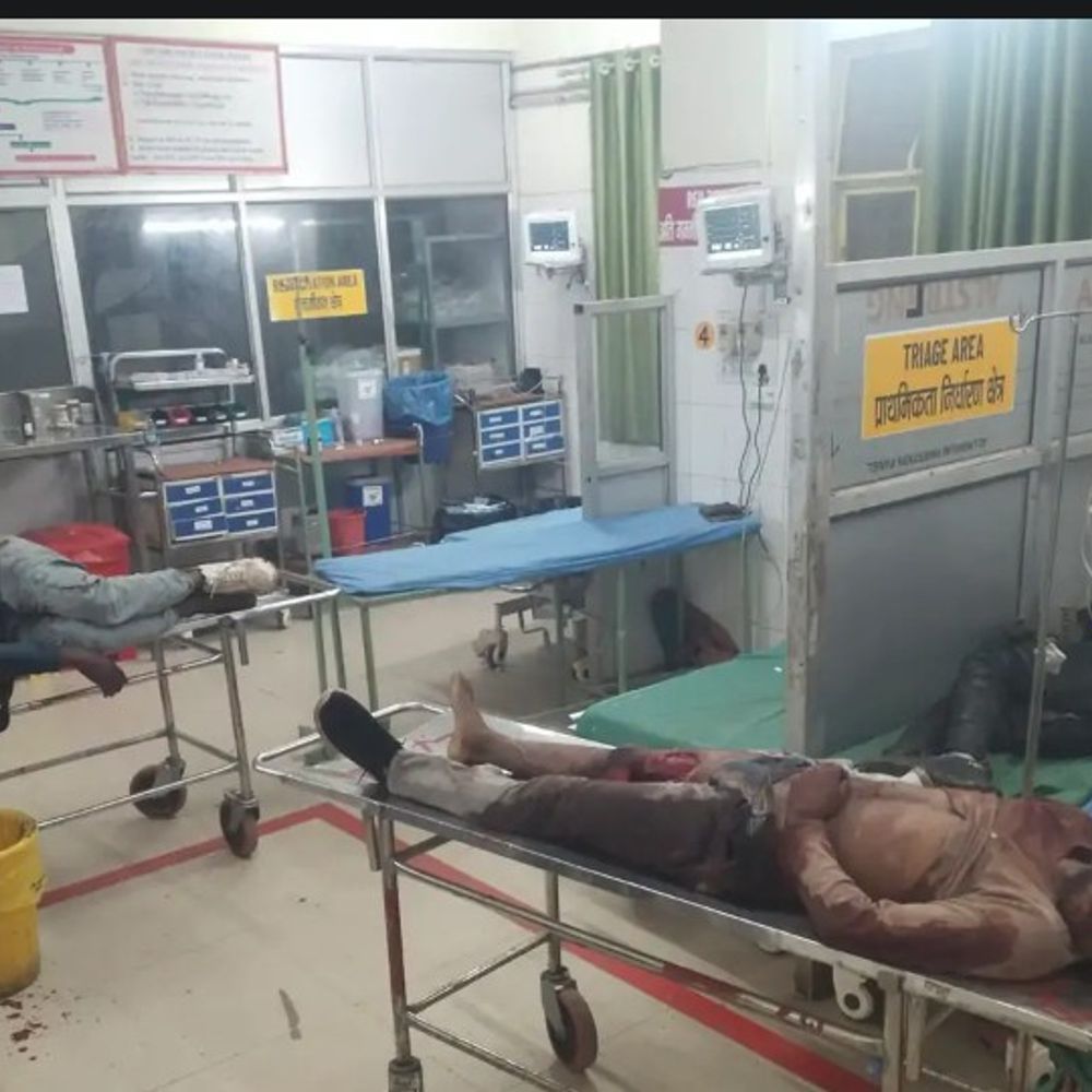 बाइक-ट्रैक्टर भिड़ंत में एक की मौत, तीन घायल:ललितपुर के महरौनी-नाराहट मार्ग पर हुआ हादसा, शादी में जाते समय हुआ हादसा