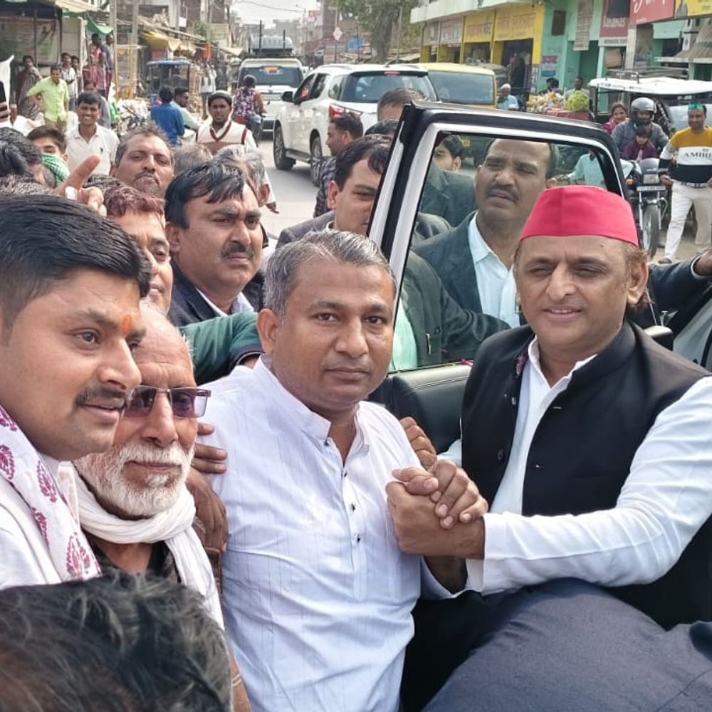 अखिलेश यादव कौशांबी के देवीगंज पहुंचे:कार्यकर्ताओं से मिलकर सरकार बनाने के लिए वोट करने की अपील की