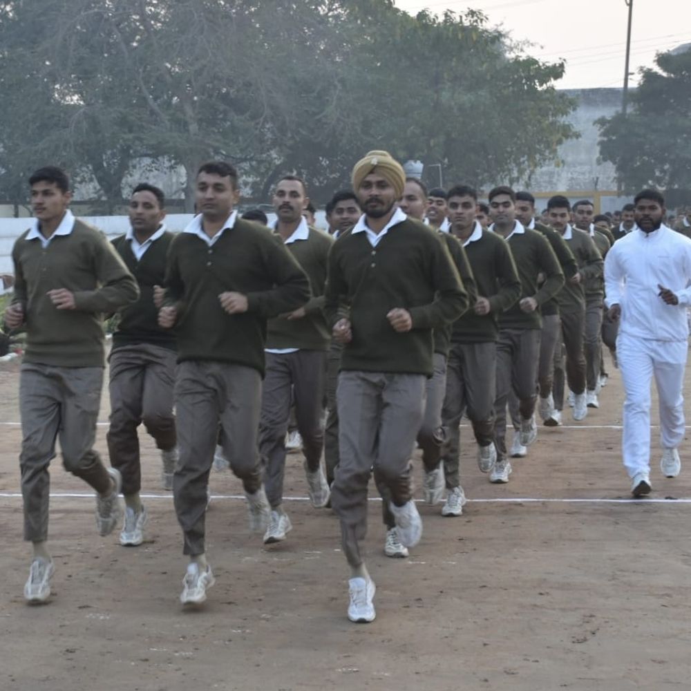 एटा SSP ने ली परेड की सलामी:फिटनेस और अनुशासन के लिए दौड़ लगवाई, टर्नआउट की बारीकी से जांच