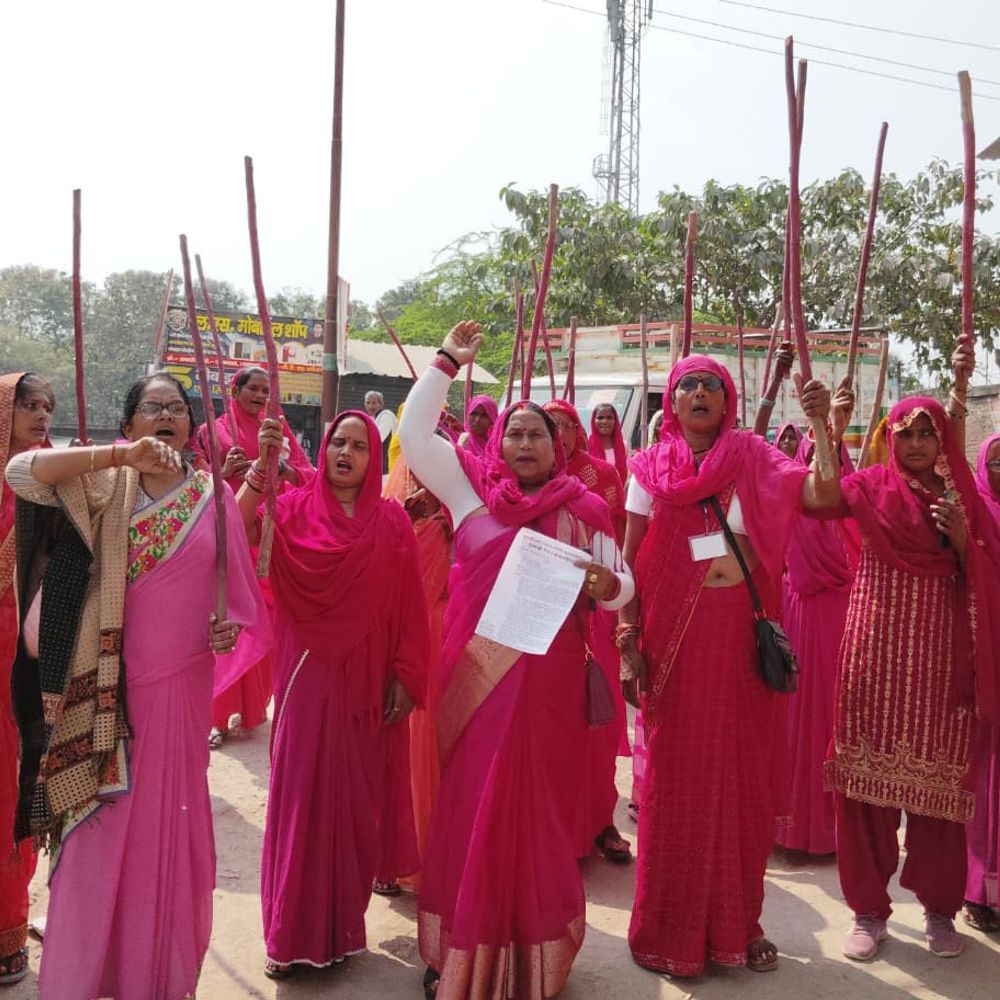 गुलाबी गैंग ने फतेहपुर थाने का घेराव किया:महिला उत्पीड़न और तीन मांगों पर अध्यक्ष हेमलता पटेल का प्रदर्शन
