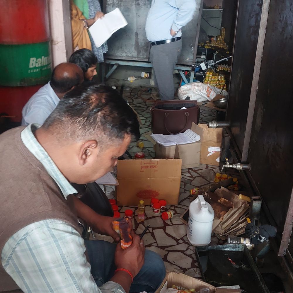 कल्याणपुर में नकली घी फैक्ट्री का भंडाफोड़:हजारों लीटर घी और रैपर बरामद, दो जगहों पर जांच जारी