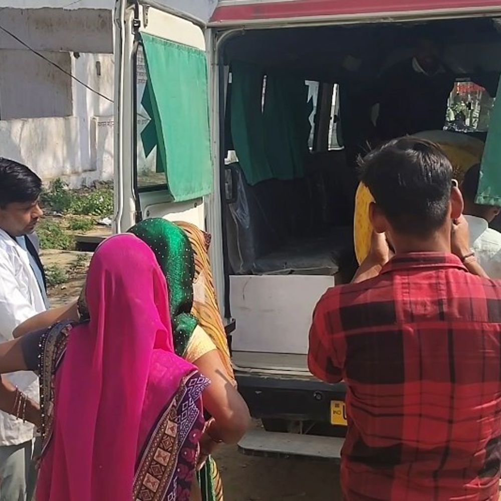 बेटी के घर आए पिता-भाई पर हमला:ससुराल वालों ने दहेज के लिए लाठी-डंडों और फावड़े से पीटा, पिता को छत से फेंका