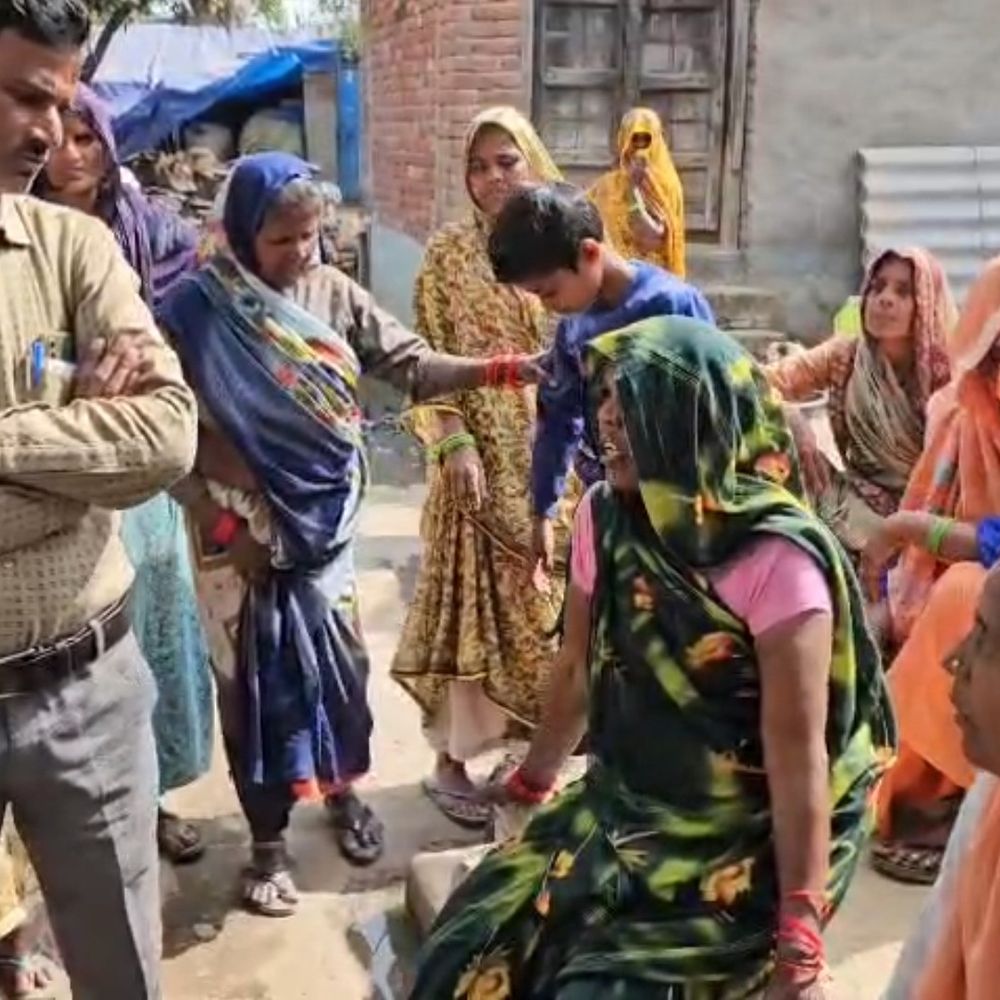 तालाब की गंदगी से गलियों में जलभराव:ग्रामीण सालों से परेशान, संक्रामक बीमारियों का खतरा बढ़ा