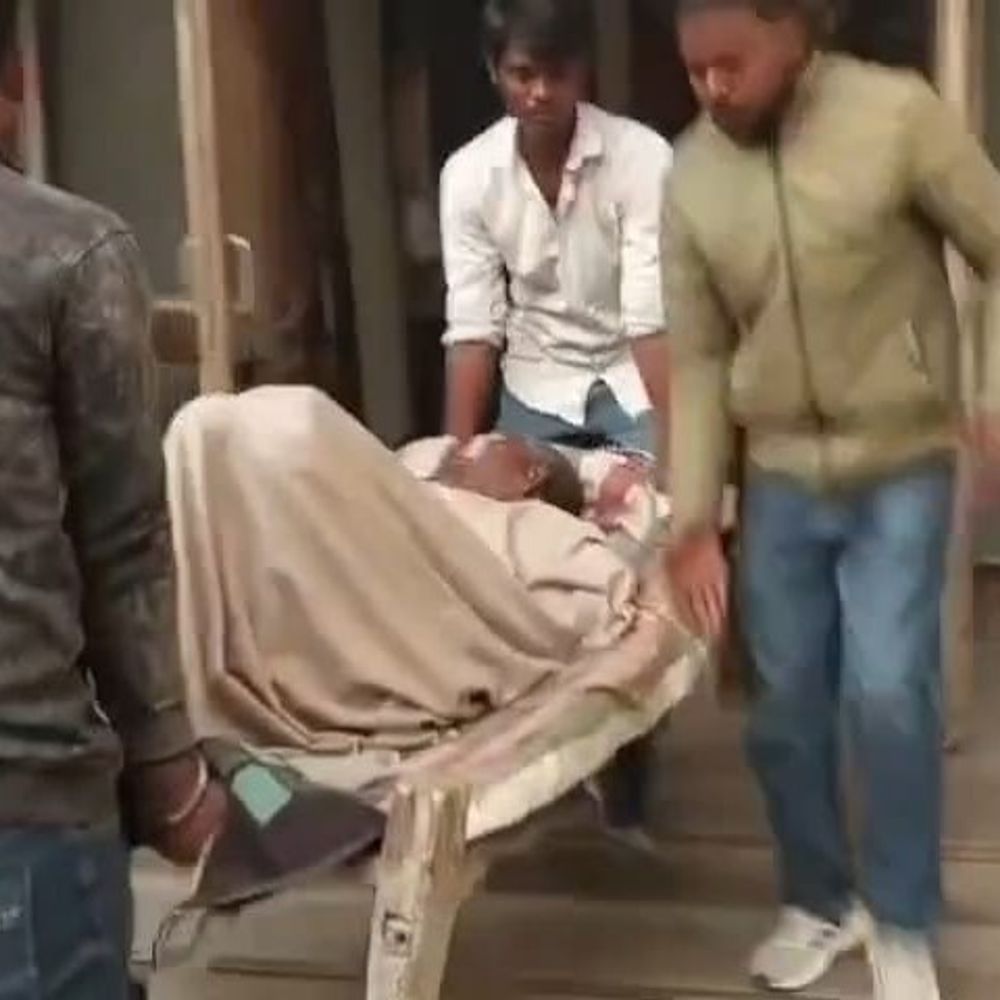 गाजीपुर में चारपाई पर लेटकर कोर्ट पहुंचा बुजुर्ग:चेक बाउंस मामले में अदालत ने 3 माह की जेल की सजा सुनाई