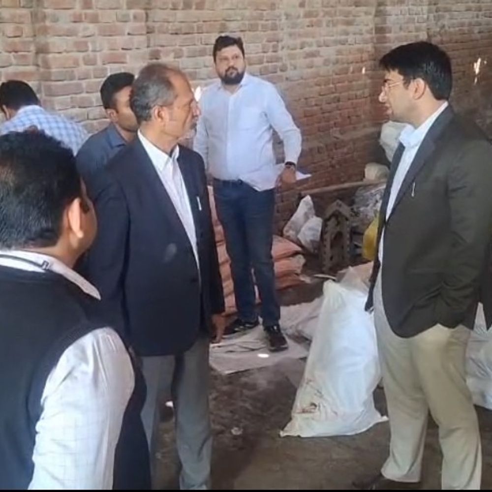 हाथरस में नकली खाद फैक्ट्री पर छापा:नामी कंपनियों की बोरियों में नकली खाद भरी जा रही थी, गोदाम सील