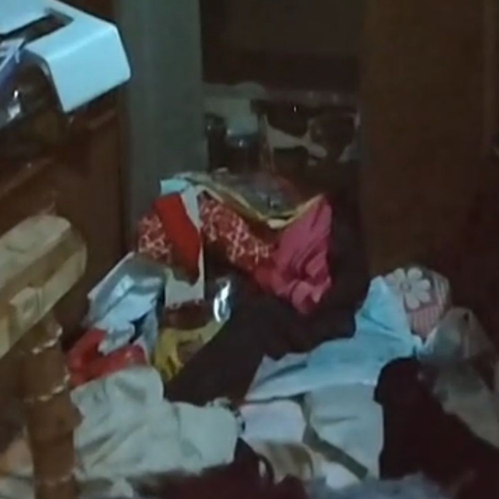 हाथरस में दो घरों में लाखों की चोरी:कमरे का ताला तोड़कर जेवरात-नकदी ले गए, शादी में गया था परिवार