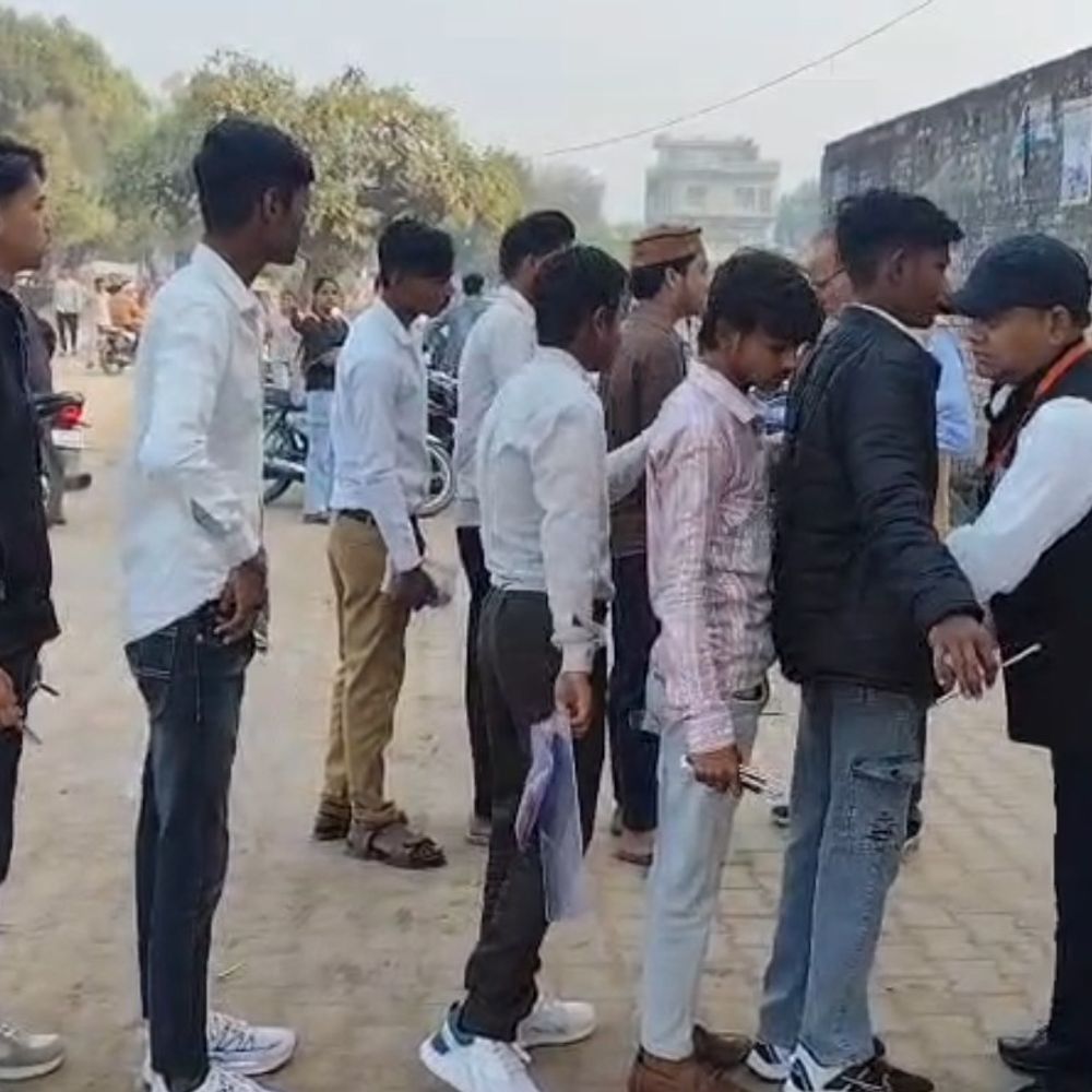 कड़ी सुरक्षा में हाईस्कूल सामाजिक विज्ञान की परीक्षा शुरू:जालौन में 72 केंद्रों पर 19,070 परीक्षार्थी हो रहे शामिल