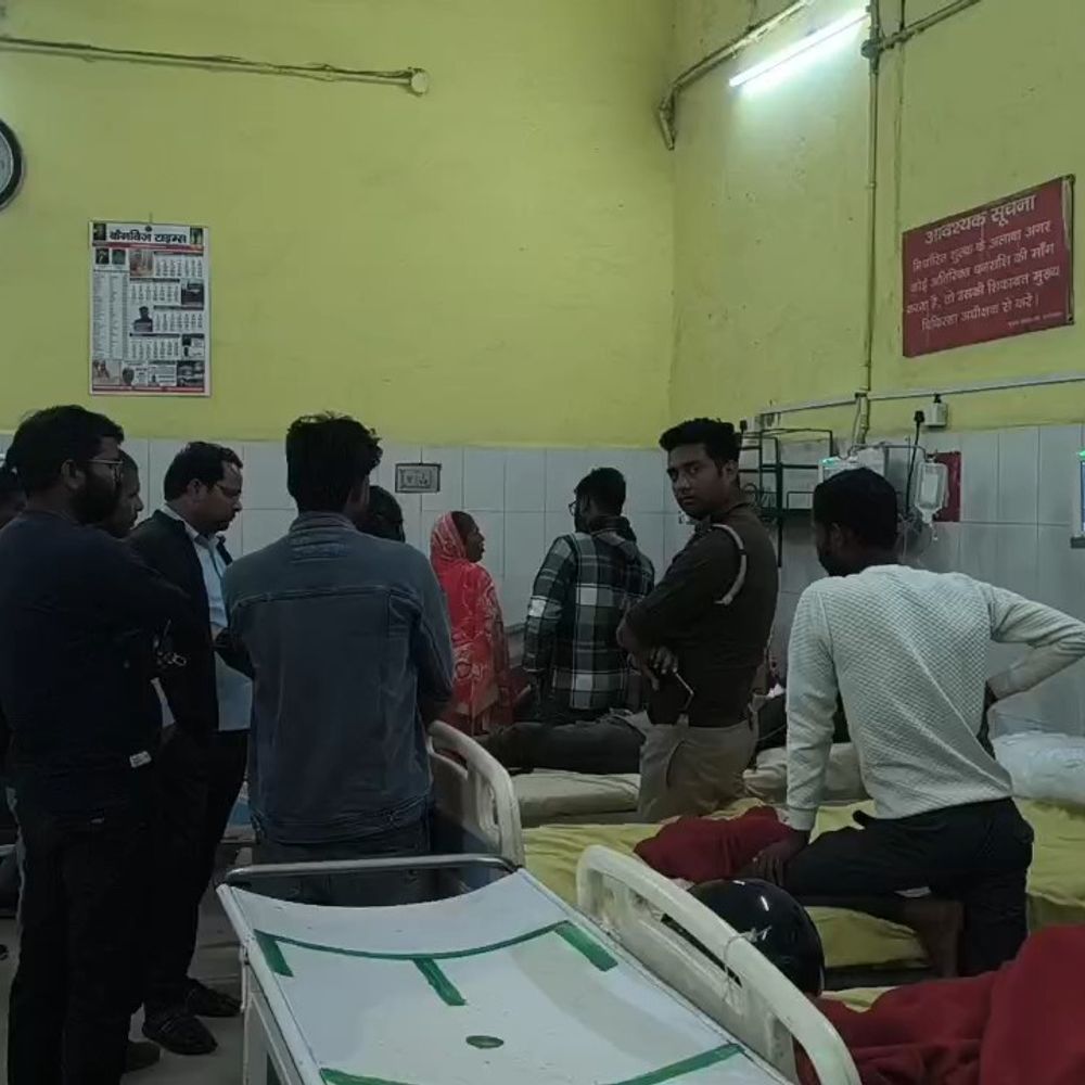 पुलिस कस्टडी में आरोपी ने ब्लेड से काटी गर्दन:सीतापुर में जिला कारागार गेट पर घटना, अस्पताल में भर्ती; नाबालिग को भगाने आरोप