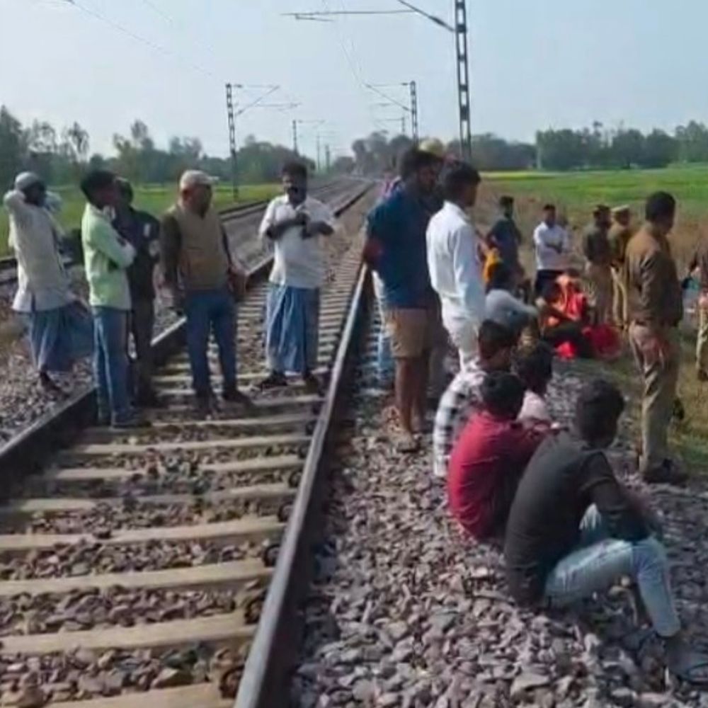 अमेठी में ट्रेन से गिरकर युवक की मौत:पत्नी के साथ इलाज कराने जा रहा था, सीमा विवाद में उलझी पुलिस