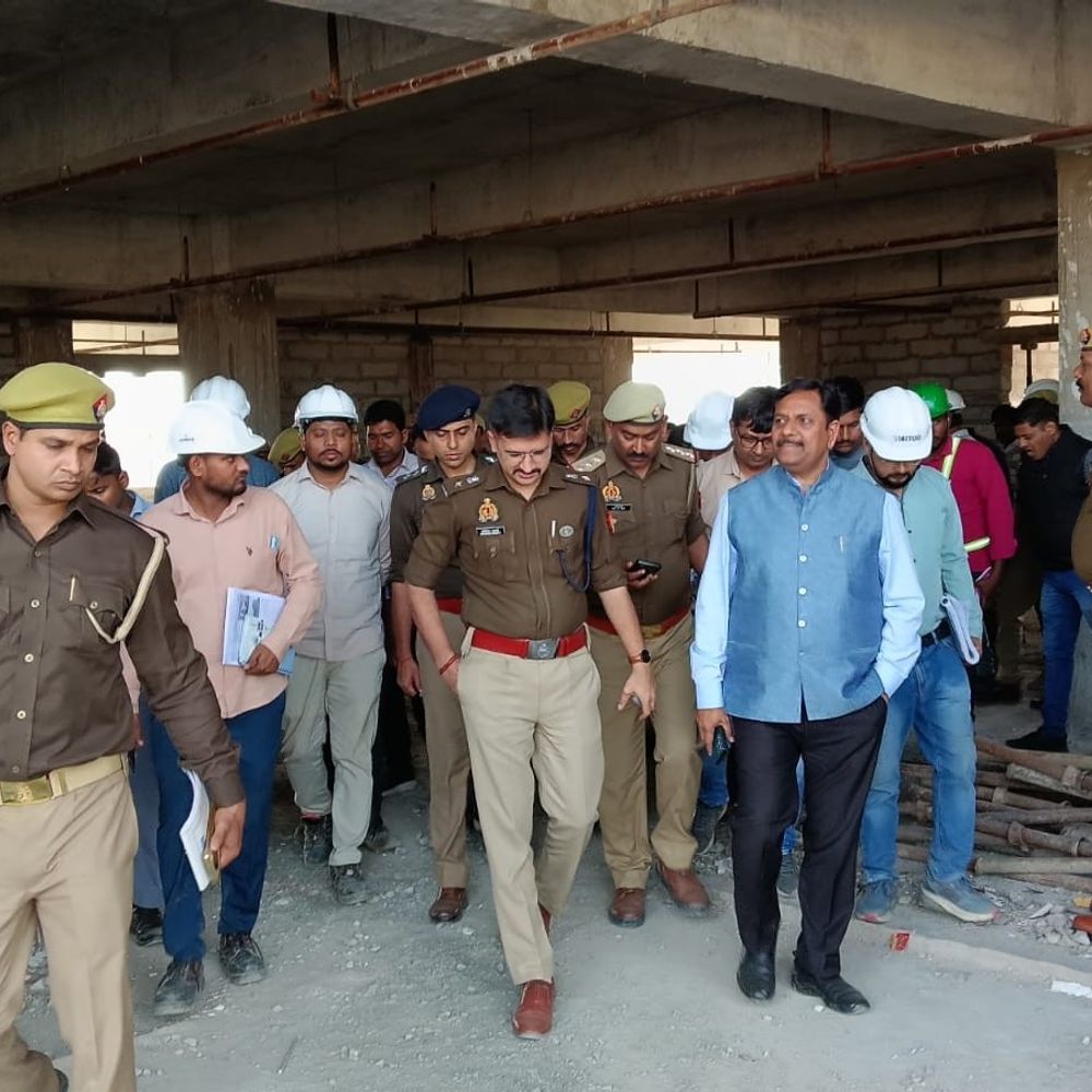 डीएम एसपी ने निर्माणाधीन पुलिस लाइन का किया निरीक्षण:समय से काम पूरा करने के निर्देश दिए, धीमी गति होने पर कार्रवाई के निर्देश दिए