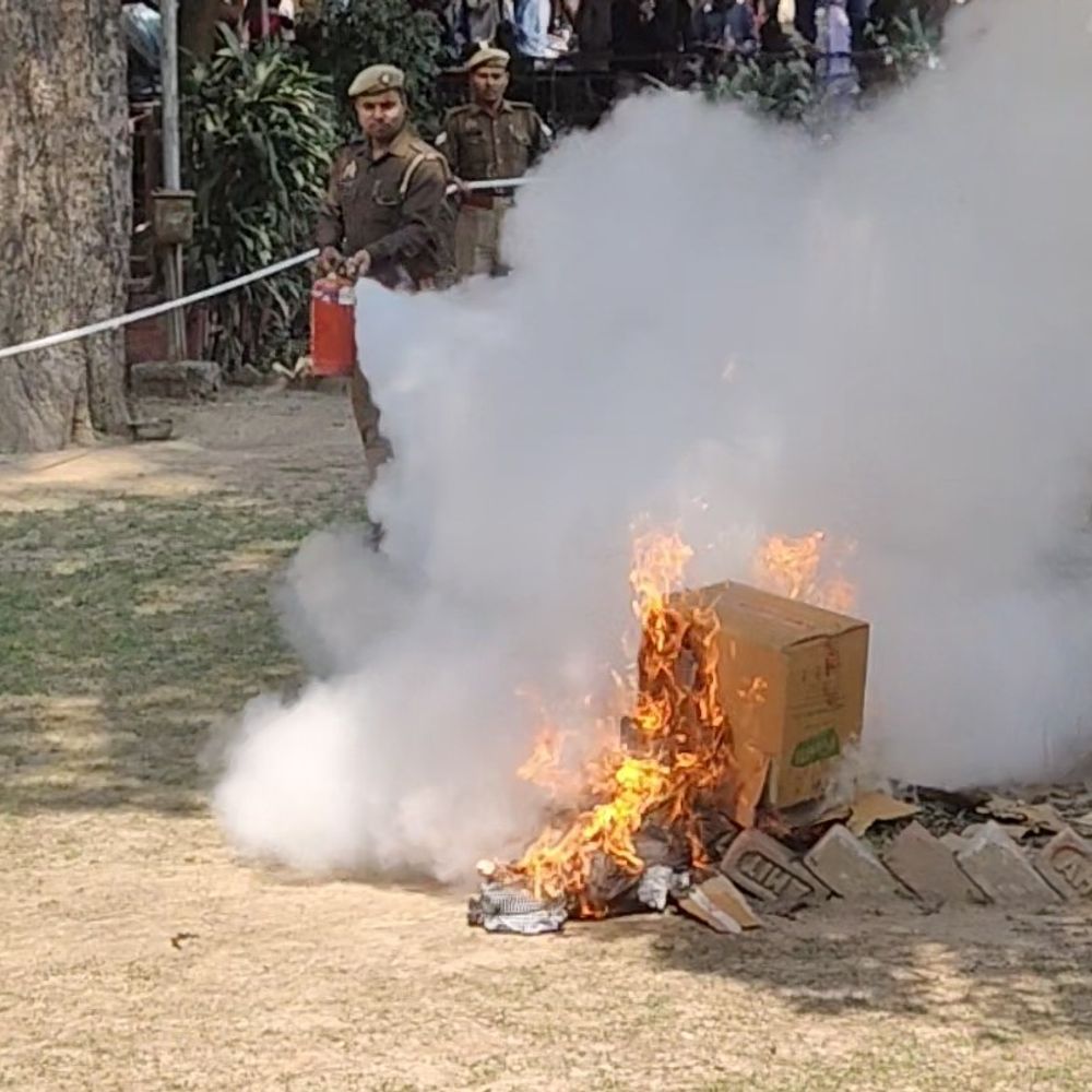 बम ब्लास्ट की सूचना मिलते ही कोर्ट परिसर सील:टीम ने मॉकड्रिल की, डॉग स्क्वायड सामान जांचा, फायर ब्रिगेड ने बुझाई आग