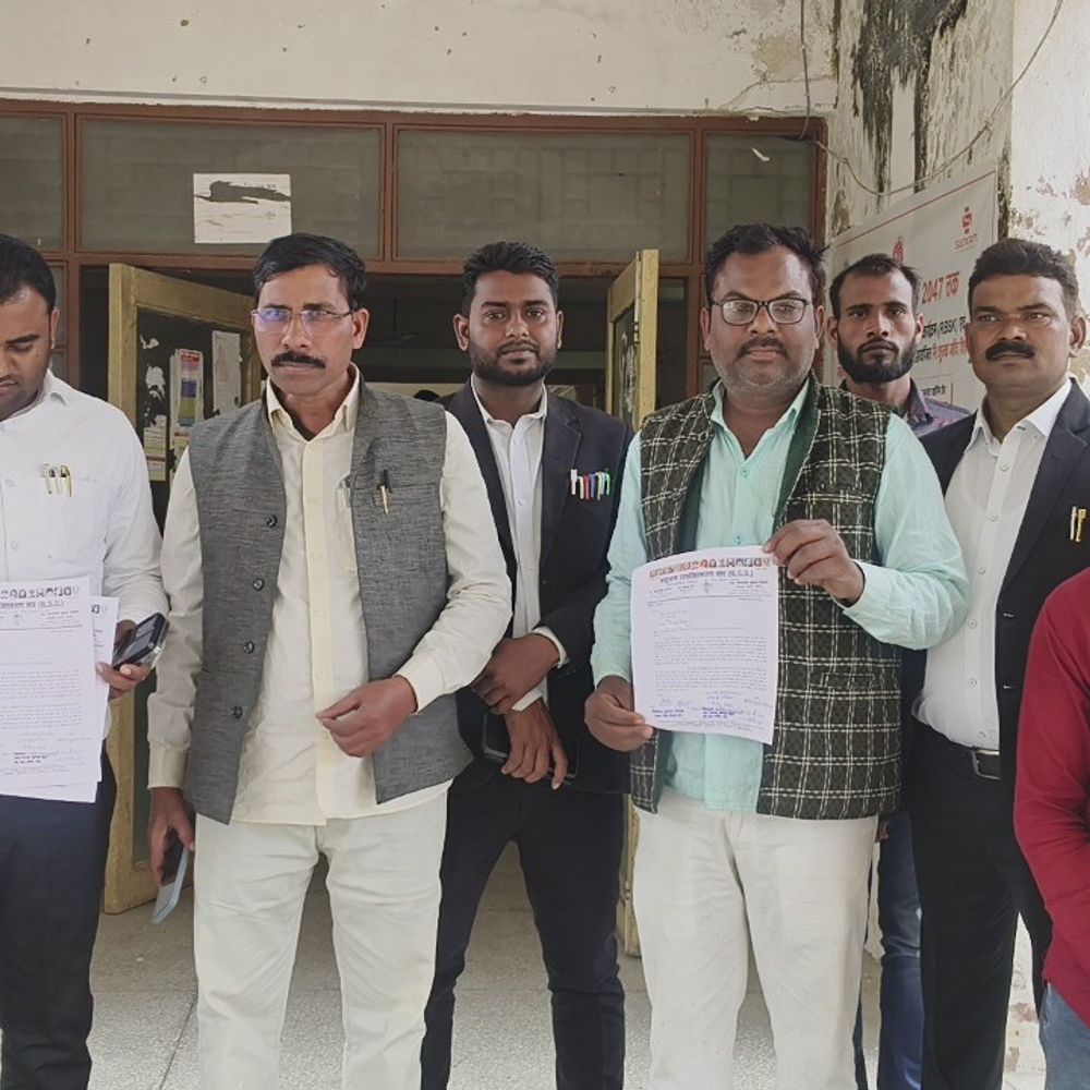 मऊ में बहुजन सशक्तिकरण संघ ने सौंपा ज्ञापन:2018 आंदोलन के मुकदमे वापस लेने की मांग, प्रदर्शन की चेतावनी दी