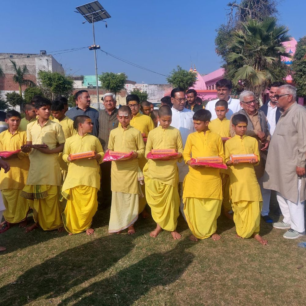 बागपत में ब्राह्मण बटुकों का सम्मान:पूर्व विधायक और पूर्व नगरपालिका अध्यक्ष ने तिलक लगाकर किया सम्मानित