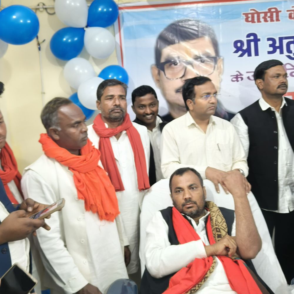 मऊ जिला अस्पताल में रक्तदान शिविर:पूर्व सांसद अतुल राय के 43वें जन्मदिन पर आयोजन, सैकड़ों लोग शामिल