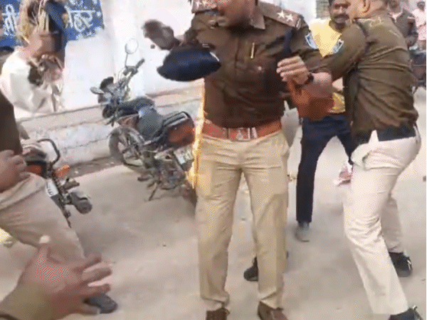 पुतला दहन के दौरान भड़की आग, ट्रैफिक TI झुलसे:  ICU में भर्ती, मैहर में मंत्री विजयवर्गीय के खिलाफ कांग्रेस के प्रदर्शन में हादसा – Satna News