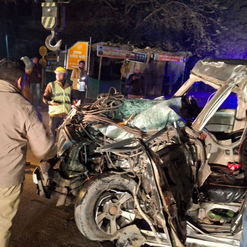 कौशांबी हाईवे पर ट्रक-स्कॉर्पियो की टक्कर:6 लोग घायल, पुलिस ने क्रेन से वाहन हटवाकर जाम खुलवाया