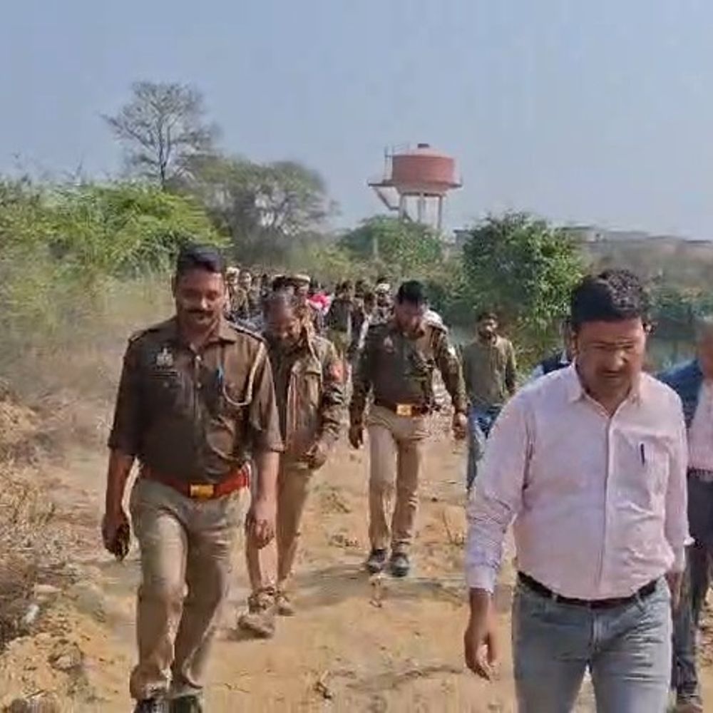 सिंचाई विभाग ने मथुरा में नहर किनारे चलाया बुलडोजर:श्रीनाथ अपार्टमेंट में बाउंड्री और मकान का हिस्सा ध्वस्त, विरोध भी हुआ