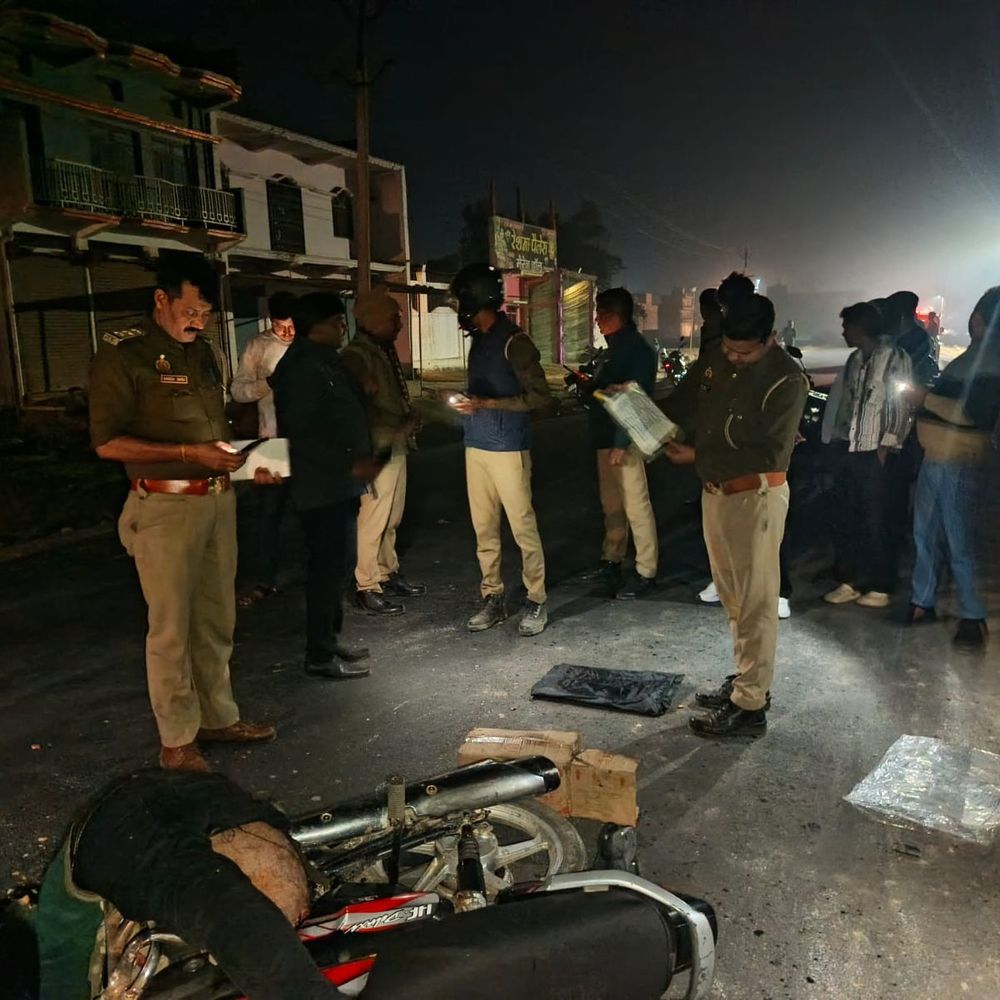 मैजिक की टक्कर से बाइक सवार युवक की मौत:देवरिया में साथी गंभीर रूप से घायल, मेडिकल कॉलेज में भर्ती