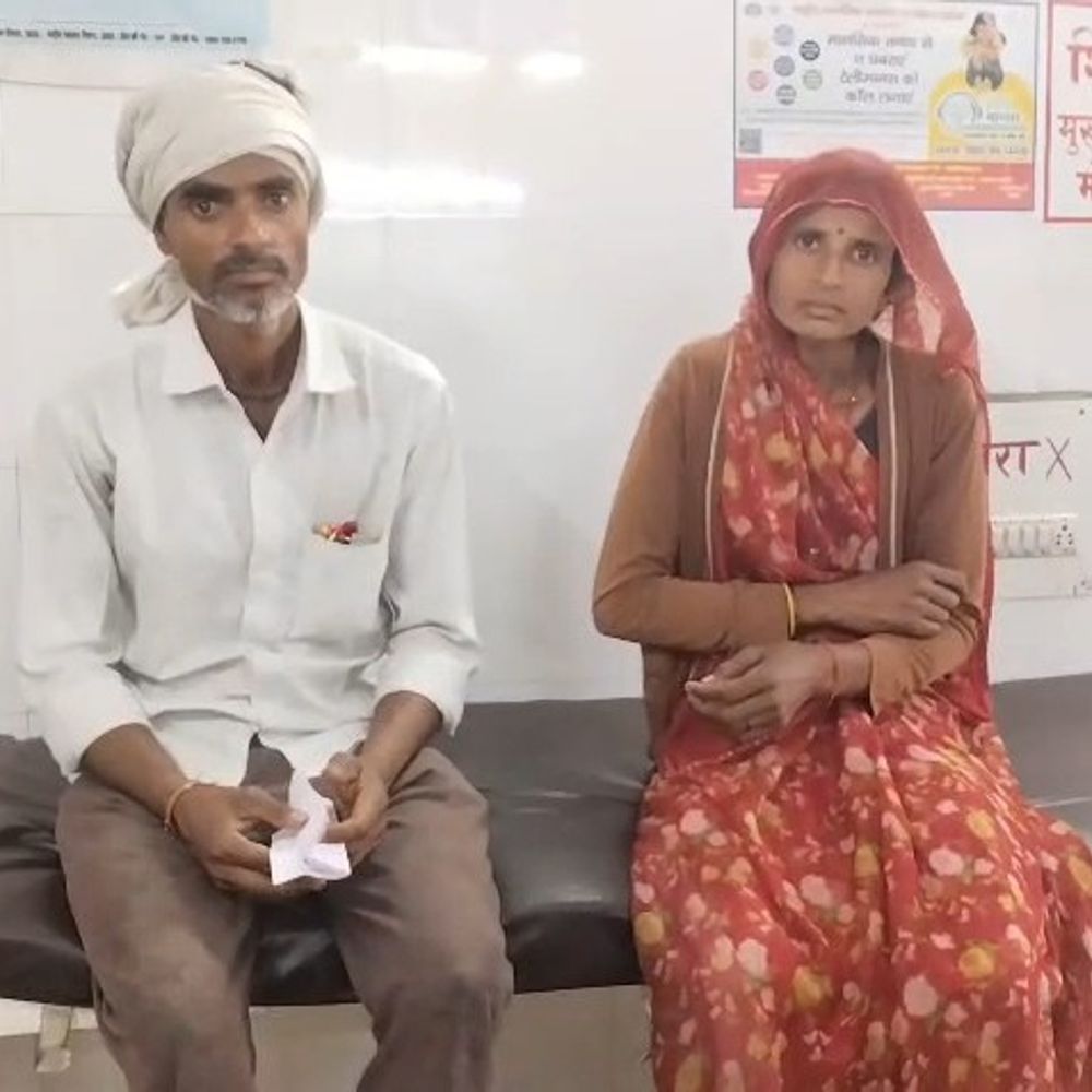 फसल चोरी रोकी, दंपति पर लाठी-डंडों, कुल्हाड़ी से हमला:महोबा में घायल पति-पत्नी अस्पताल में भर्ती, दोनों पक्षों से शिकायत