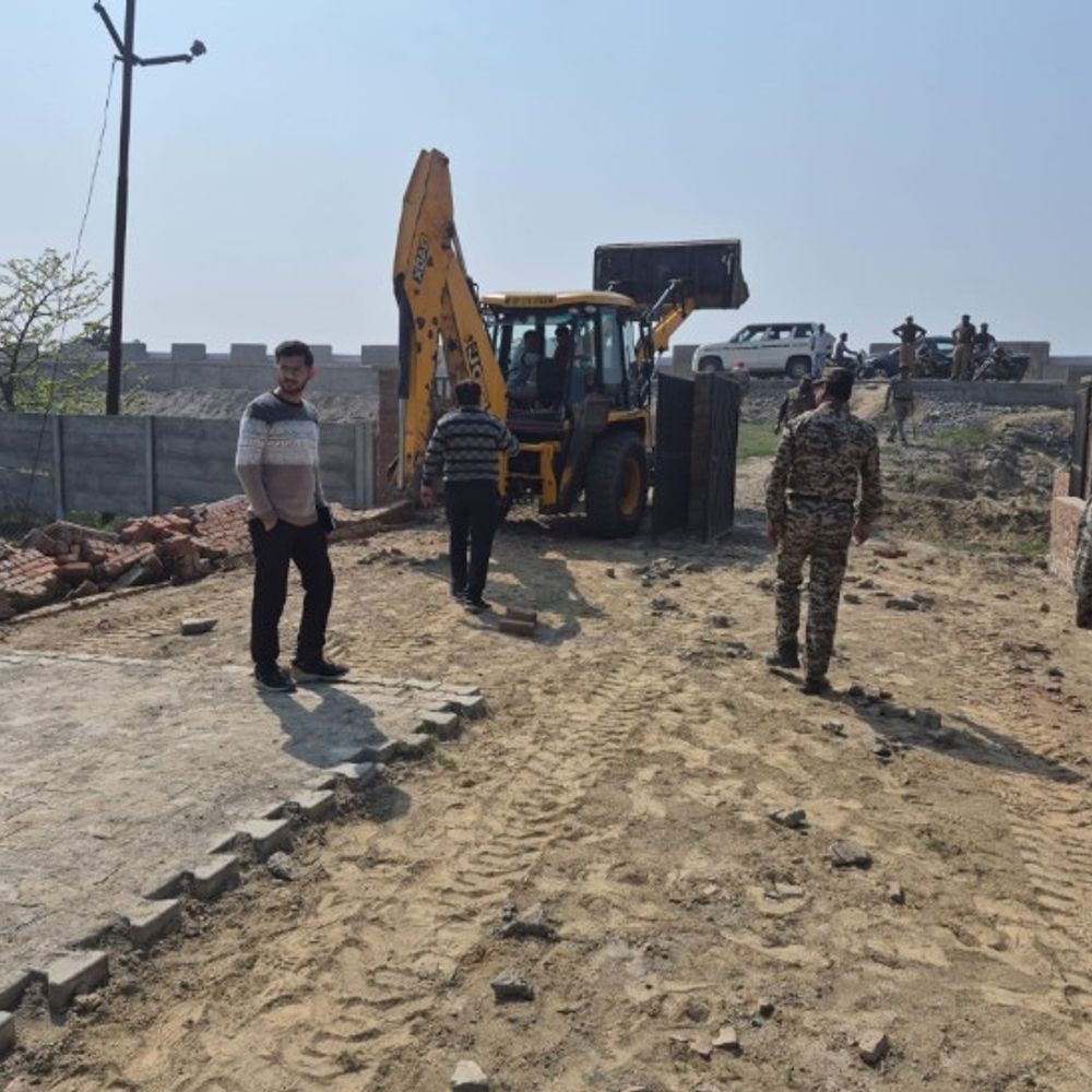 शाहजहांपुर में अवैध प्लाटिंग पर चला बुलडोजर:25 हजार वर्गमीटर क्षेत्र में निर्माण ध्वस्त, प्राधिकरण ने की कार्रवाई