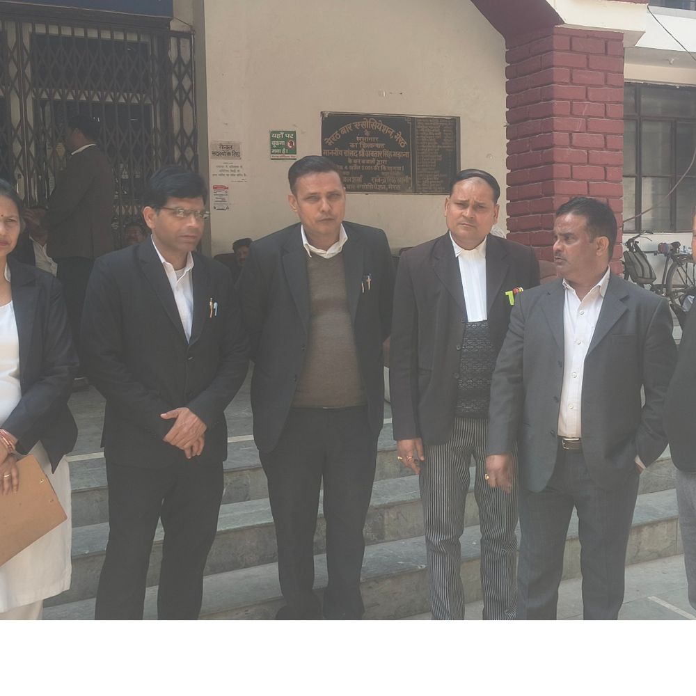 मेरठ बार एसोसिएशन चुनाव: मतगणना में धांधली का आरोप:वरिष्ठ कार्यकारिणी प्रत्याशियों ने बहिष्कार कर हंगामा किया