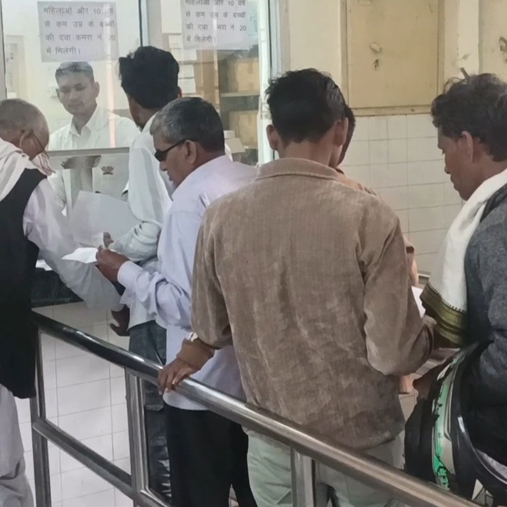 बदायूं में मौसमी बीमारियों के मरीज बढ़े:बदलते मौसम से सर्दी, बुखार और जकड़न के मामले अधिक