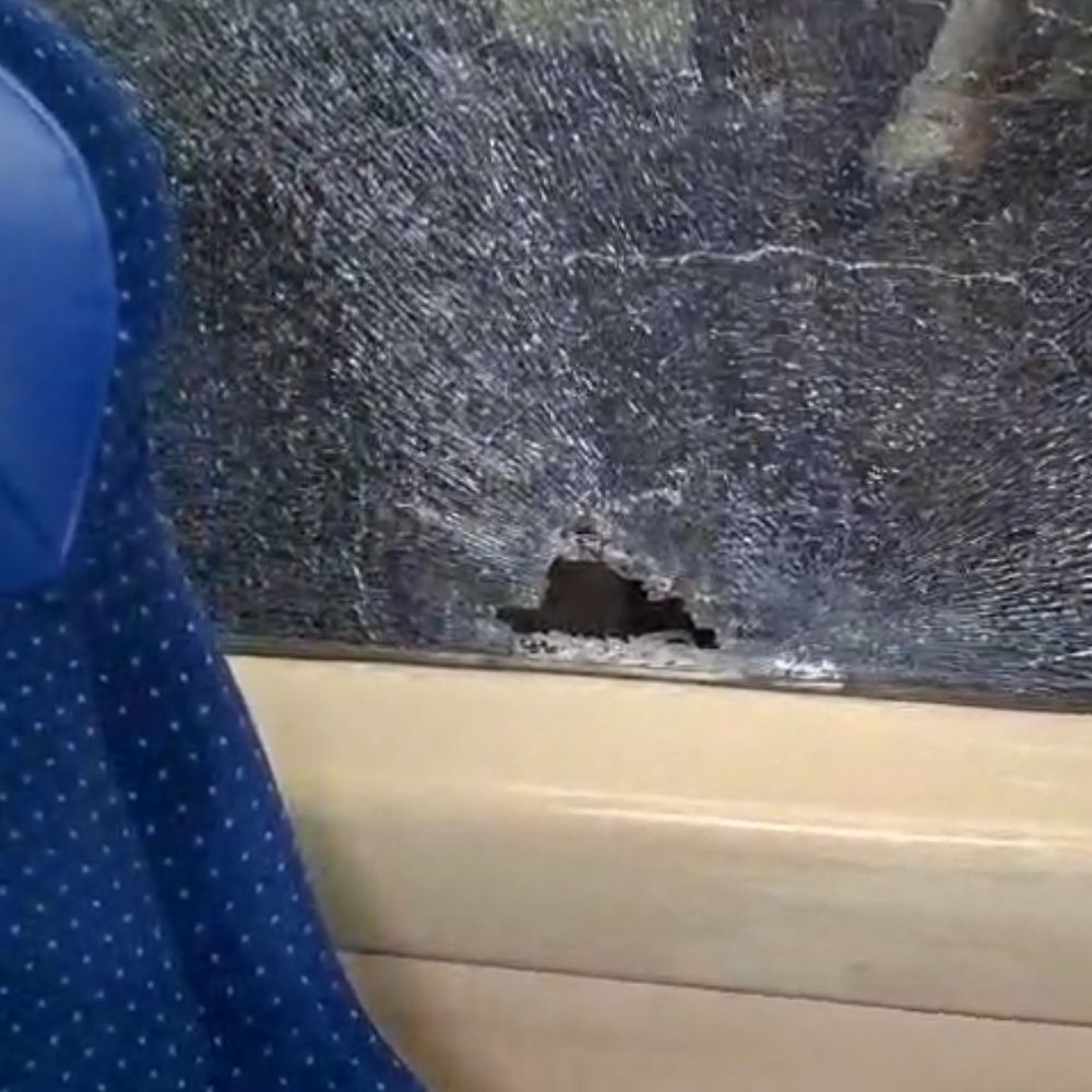 हरदोई में वंदे भारत पर पथराव, दो किशोर हिरासत में:RSS प्रमुख मोहन भागवत भी ट्रेन में थे मौजूद, बर्थडे पर खेल-खेल में फेंका था