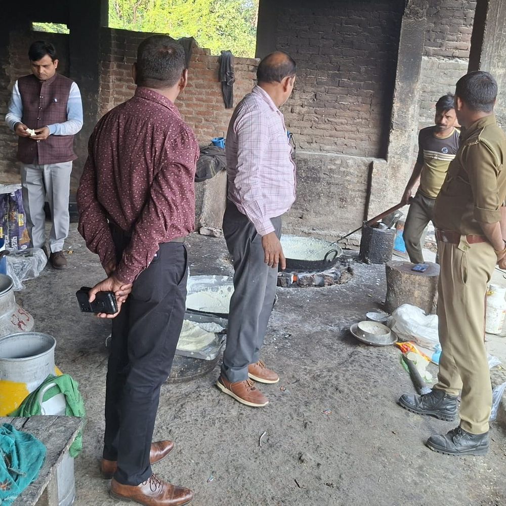 कानपुर देहात में ₹1.25 लाख का खोया नष्ट:खाद्य सुरक्षा टीम ने 5 क्विंटल खोया, 150 लीटर दूध नष्ट कर 7 नमूने भरे