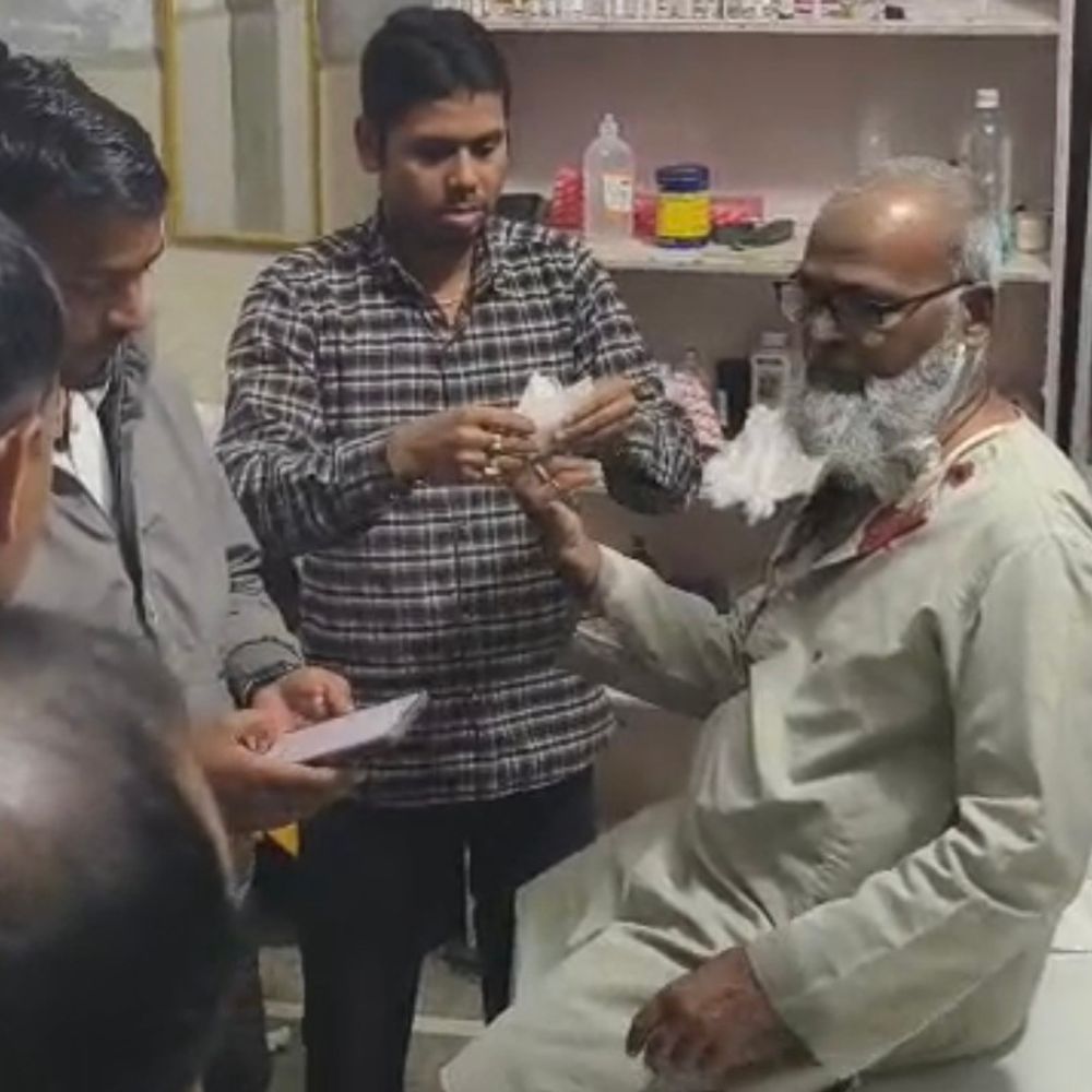 पोते ने दादा के गले पर किया चाकू से वार:महराजगंज में संपत्ति को लेकर था विवाद, मेडिकल कॉलेज रेफर